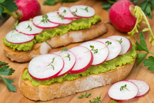 Ciabatta avec terrine à l'avocat, accompagné de radis