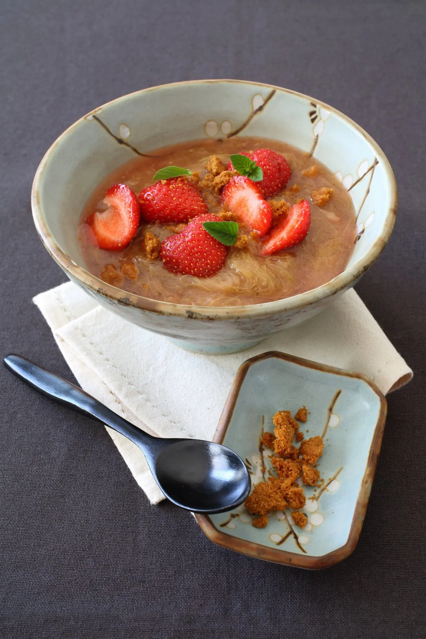 Compote de rhubarbe à la cardamome et aux fraises