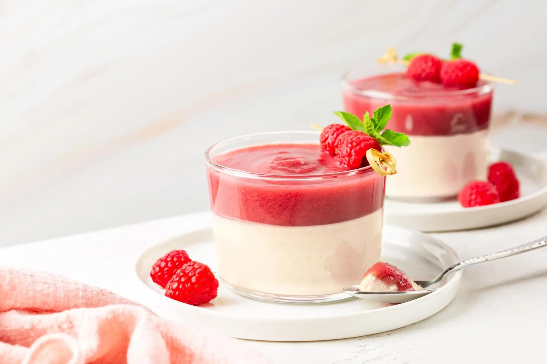 Crème bavaroise au coulis de framboises