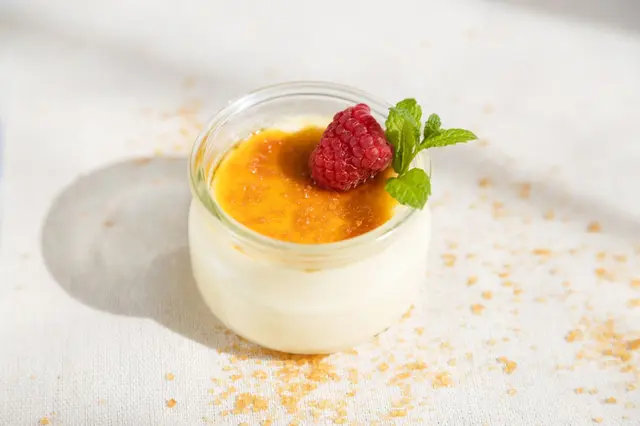 Crème brûlée fraîche décorée de baies fraîches