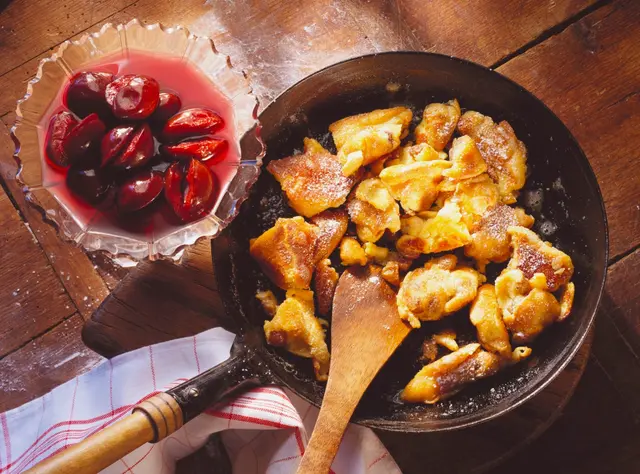 Crêpes aux raisins cuites à la poêle avec compote de prunes