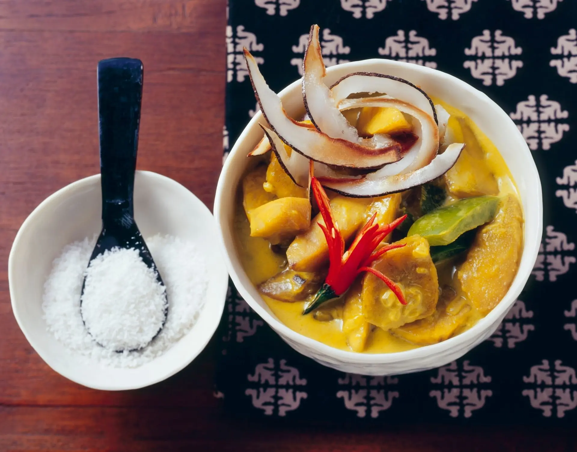 Curry de mangue avec banane, poivrons et copeaux de noix de coco