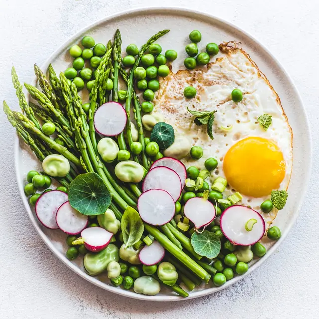 Déjeuner d'asperges, pois verts, fèves, feuilles de capucine, menthe, œuf et radis pour la fête des mères