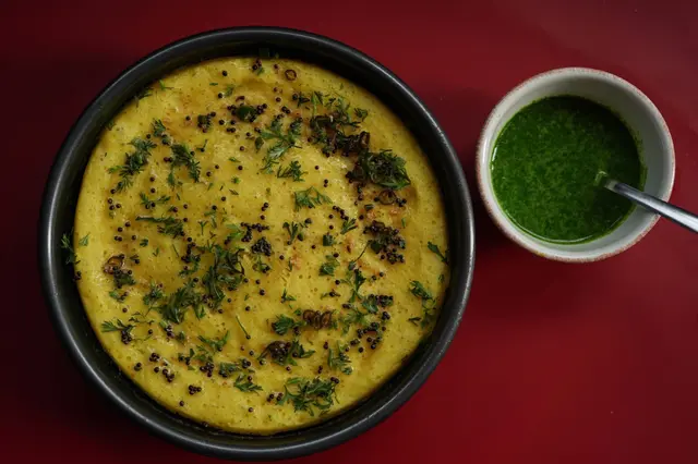 Dhokla, snack indien à la farine de pois chiches
