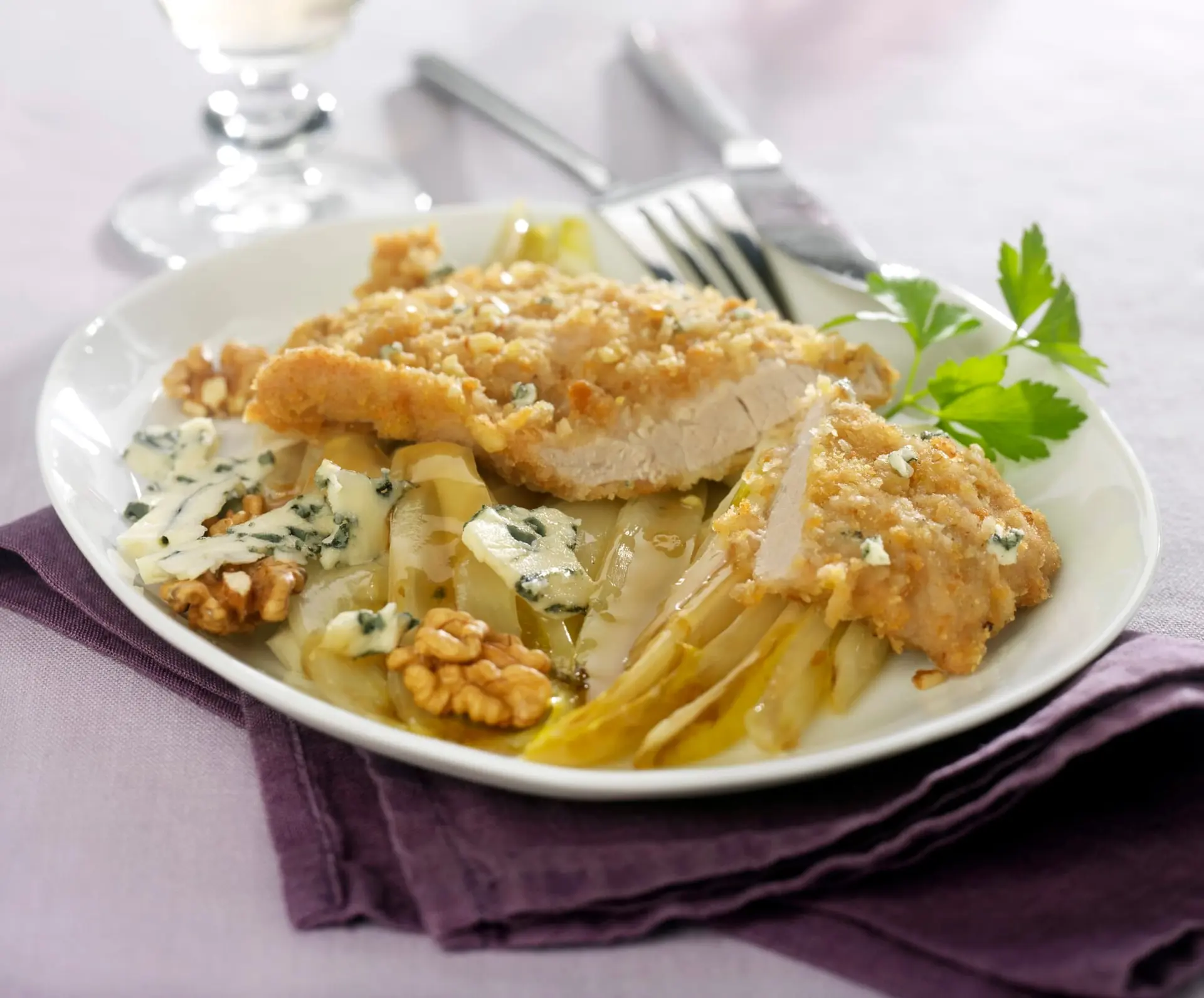Escalope de veau en croûte de noix accompagnée d'endives braisées et de roquefort