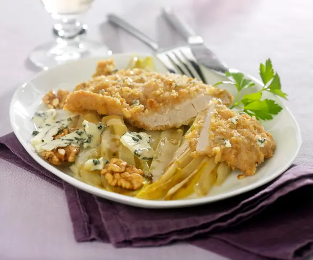 Escalope de veau en croûte de noix accompagnée d'endives braisées et de roquefort