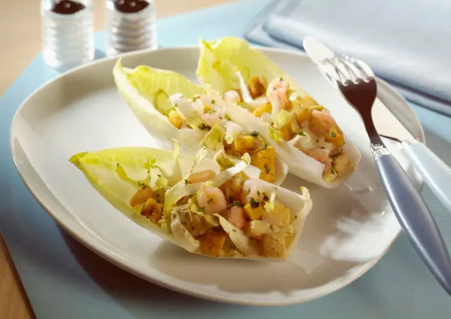 Feuilles d'endive fourrées aux crevettes et curry