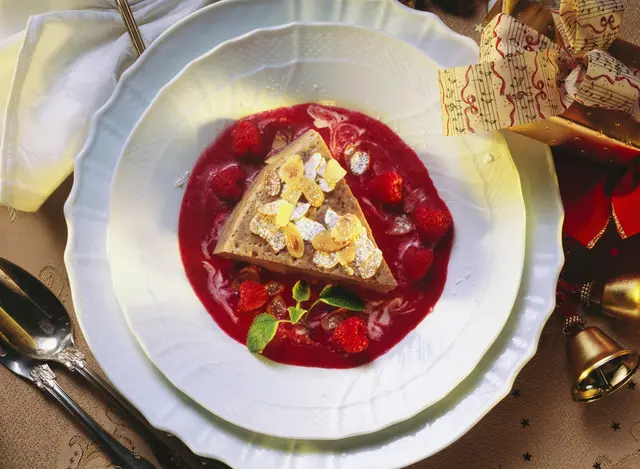 Flan au chocolat et aux amandes avec sauce aux framboises