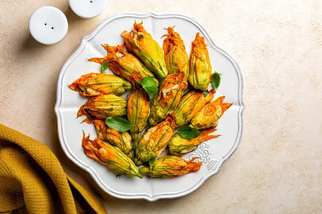 Fleurs de courgettes farcies à la ricotta, à l'œuf et chapelure