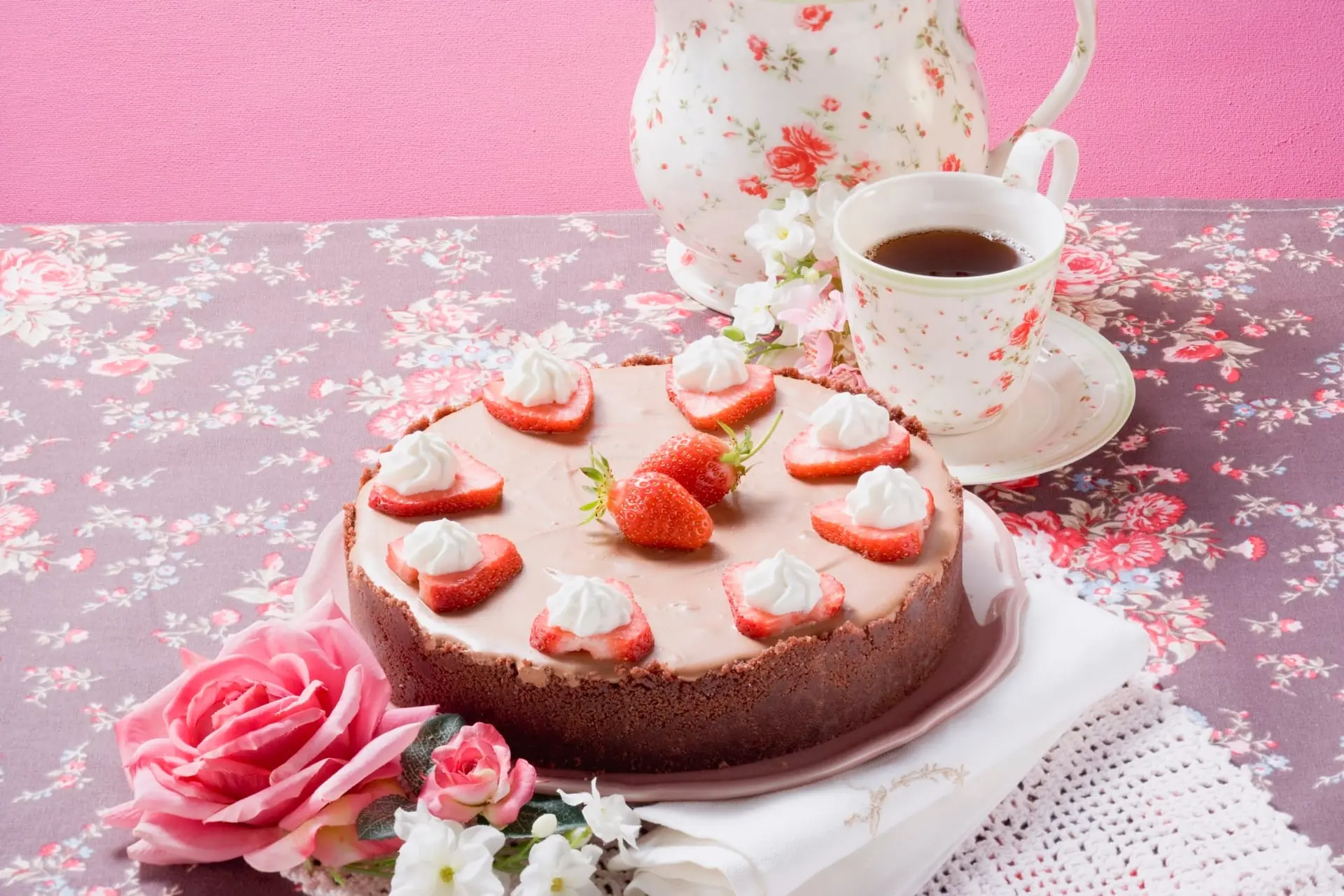 Gâteau au fromage au chocolat et aux fraises pour la fête des mères