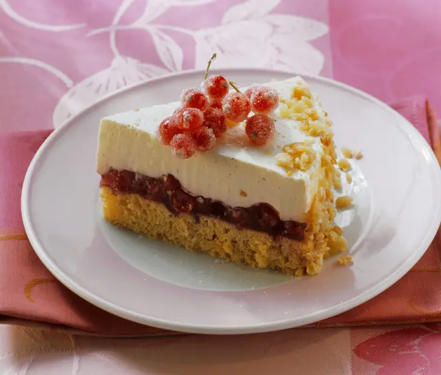 Gâteau au fromage blanc, aux groseilles rouges et aux cacahuètes