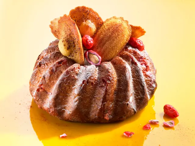 Gâteau aux madeleines et aux pralines roses