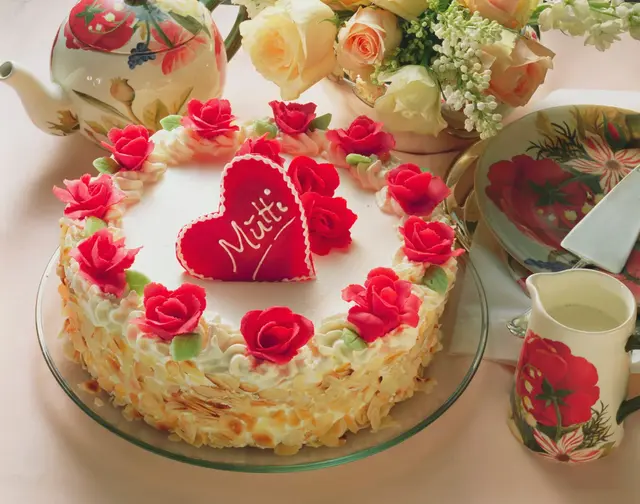 Gâteau blanc pour la fête des mères, décoré d'une rose en pâte d'amande rouge