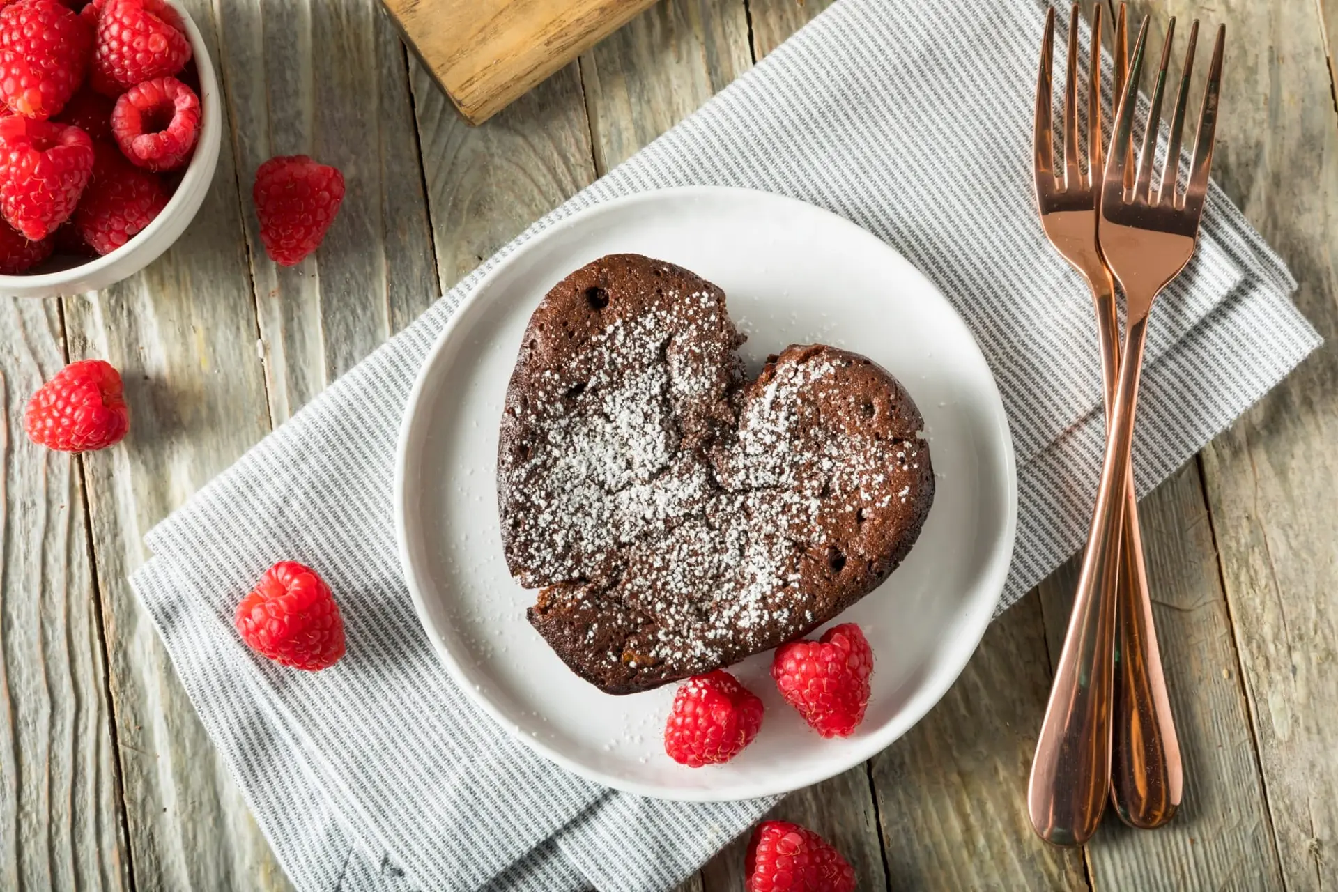 Gâteau de lave au chocolat en forme de cœur pour la fête des mères