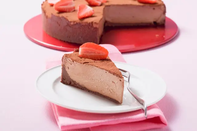 Gâteau au fromage, au chocolat, aux fraises et au cacao en poudre