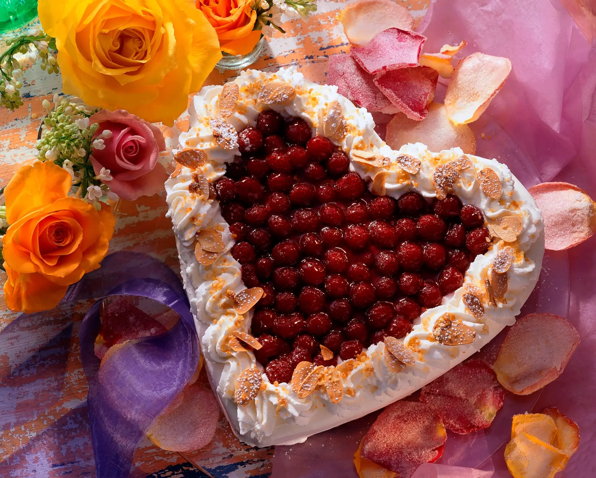 Gâteau glacé aux framboises en forme de cœur pour la fête des mères