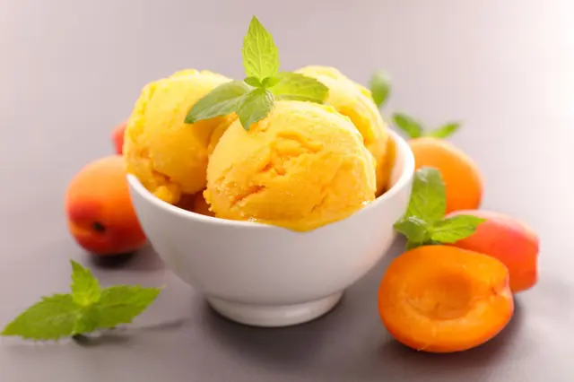 Glace à l'abricot maison