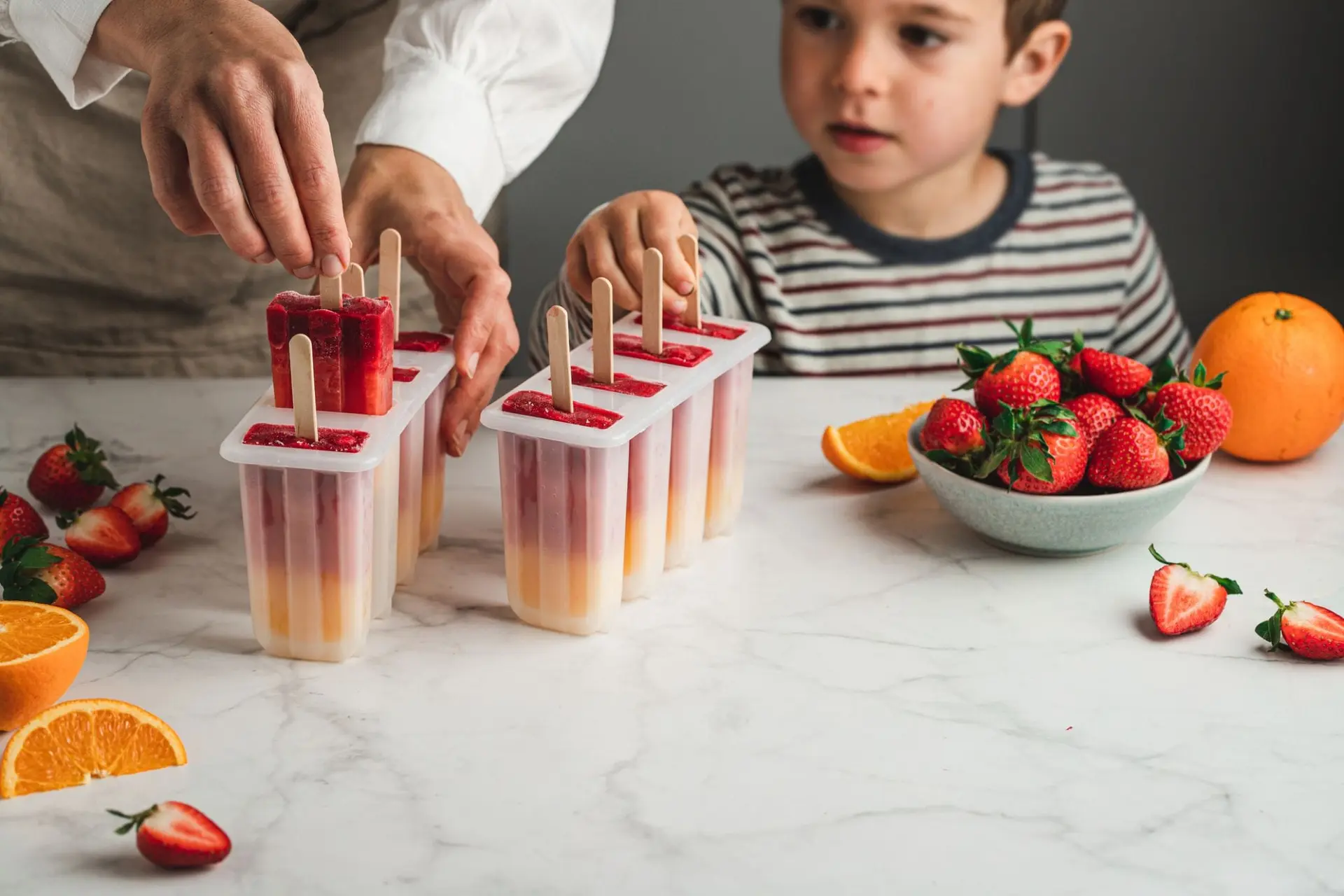 Glace à la fraise et à l'orange en bâtonnet