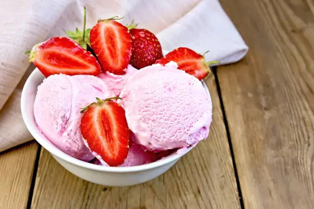 Glace à la fraise sans sorbetière