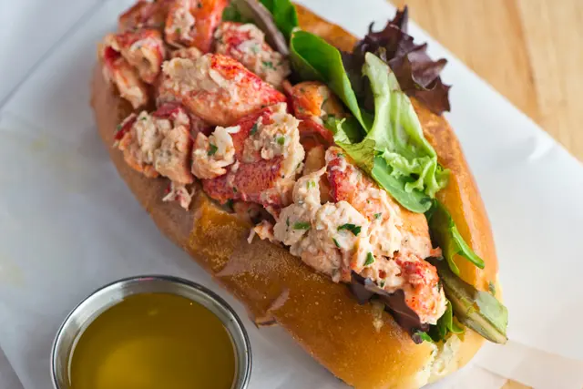 Hot dog de homard, mayo céleri et citron