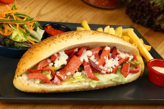 Kumru, sandwich turc à la saucisse