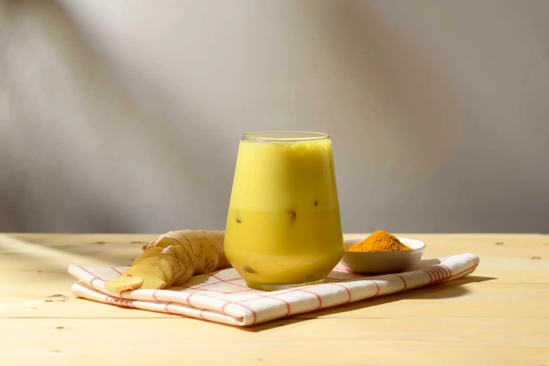 Latte glacé au curcuma au gingembre