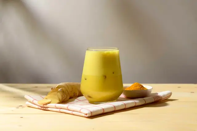 Latte glacé au curcuma au gingembre