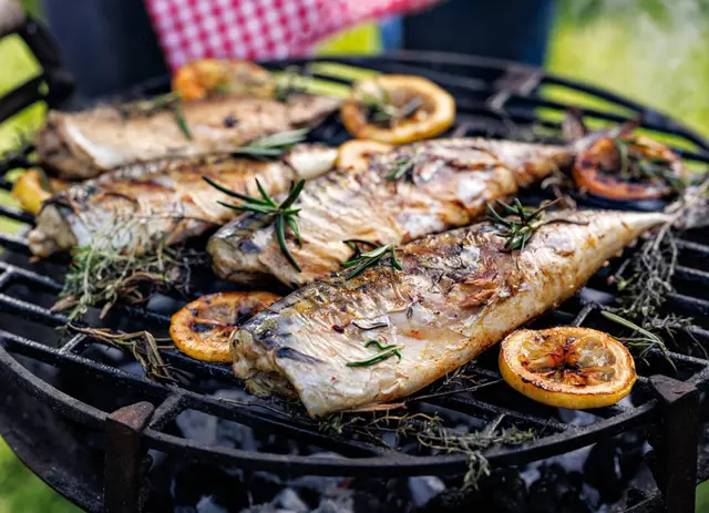 Maquereau aux herbes et tranches de citron au barbecue