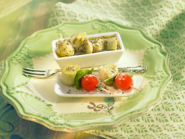 Mini brochettes d'artichauts marinés, tomates cerises et basilic