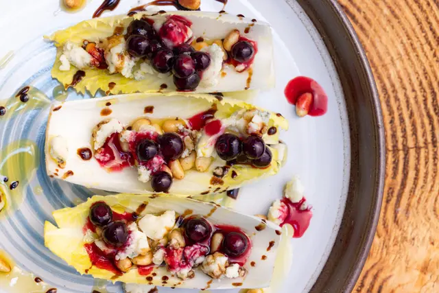 Myrtilles et fromage sur endives