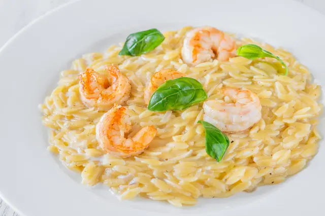 Orzotto crémeuses aux crevettes grillées et au basilic