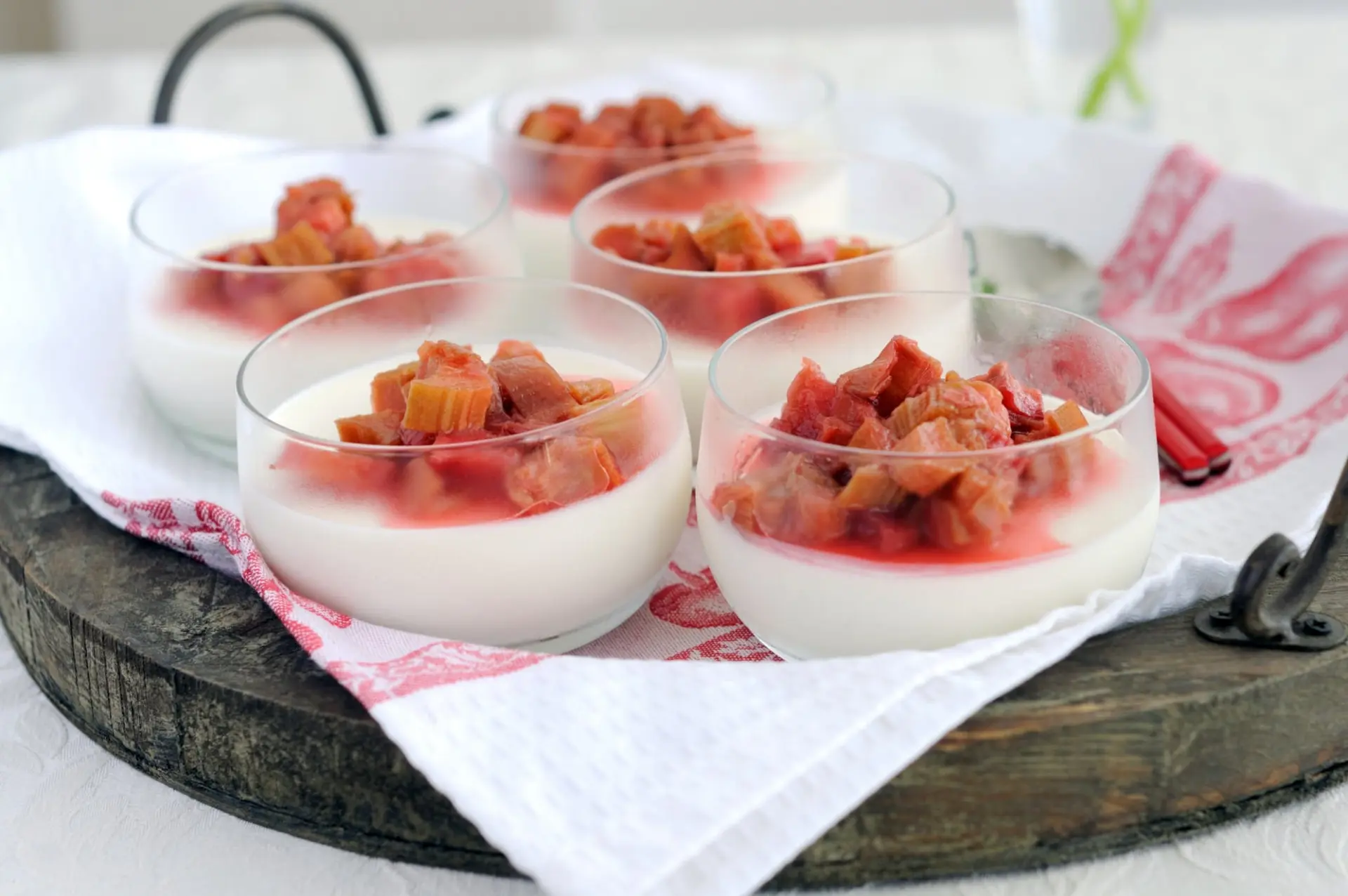 Panna cotta à la rhubarbe pochée