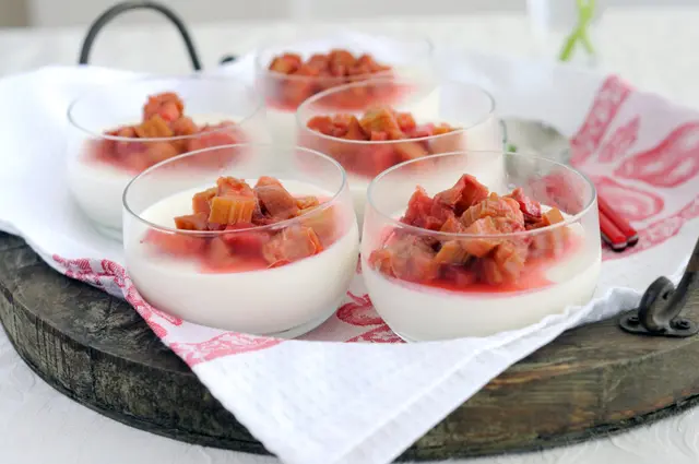 Panna cotta à la rhubarbe pochée