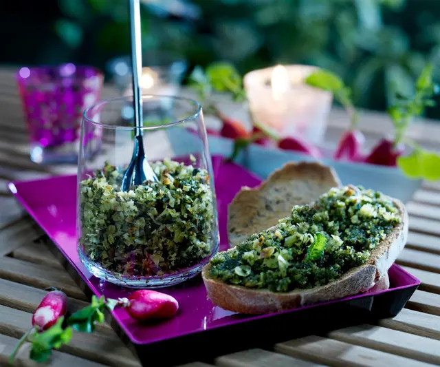 Pesto de fanes de radis aux amandes effilées