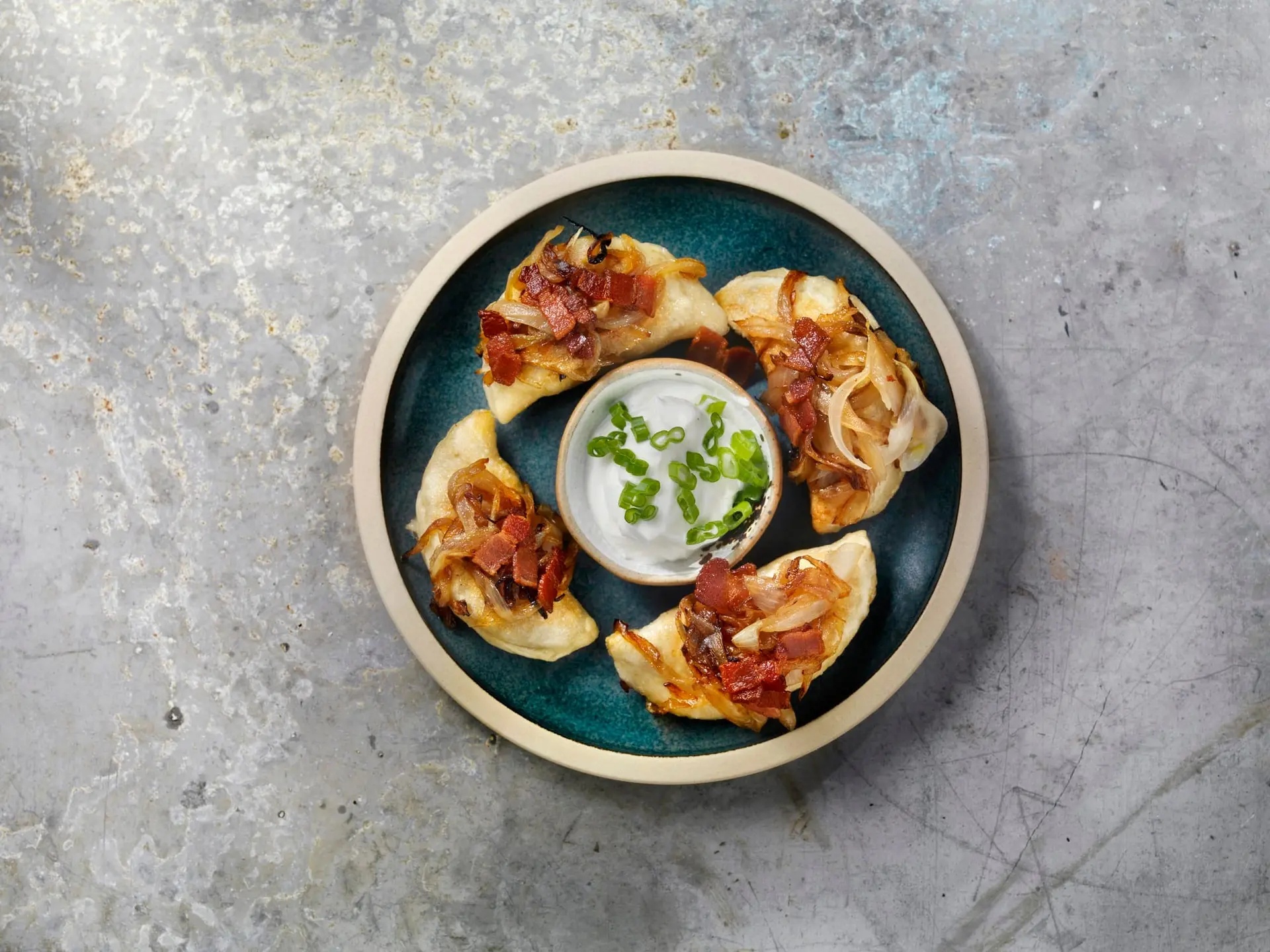 Pierogi au bacon et aux oignons frits