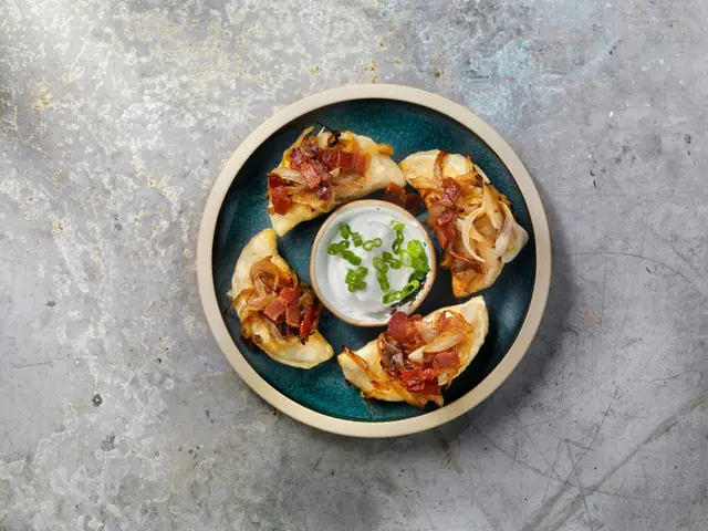 Pierogi au bacon et aux oignons frits