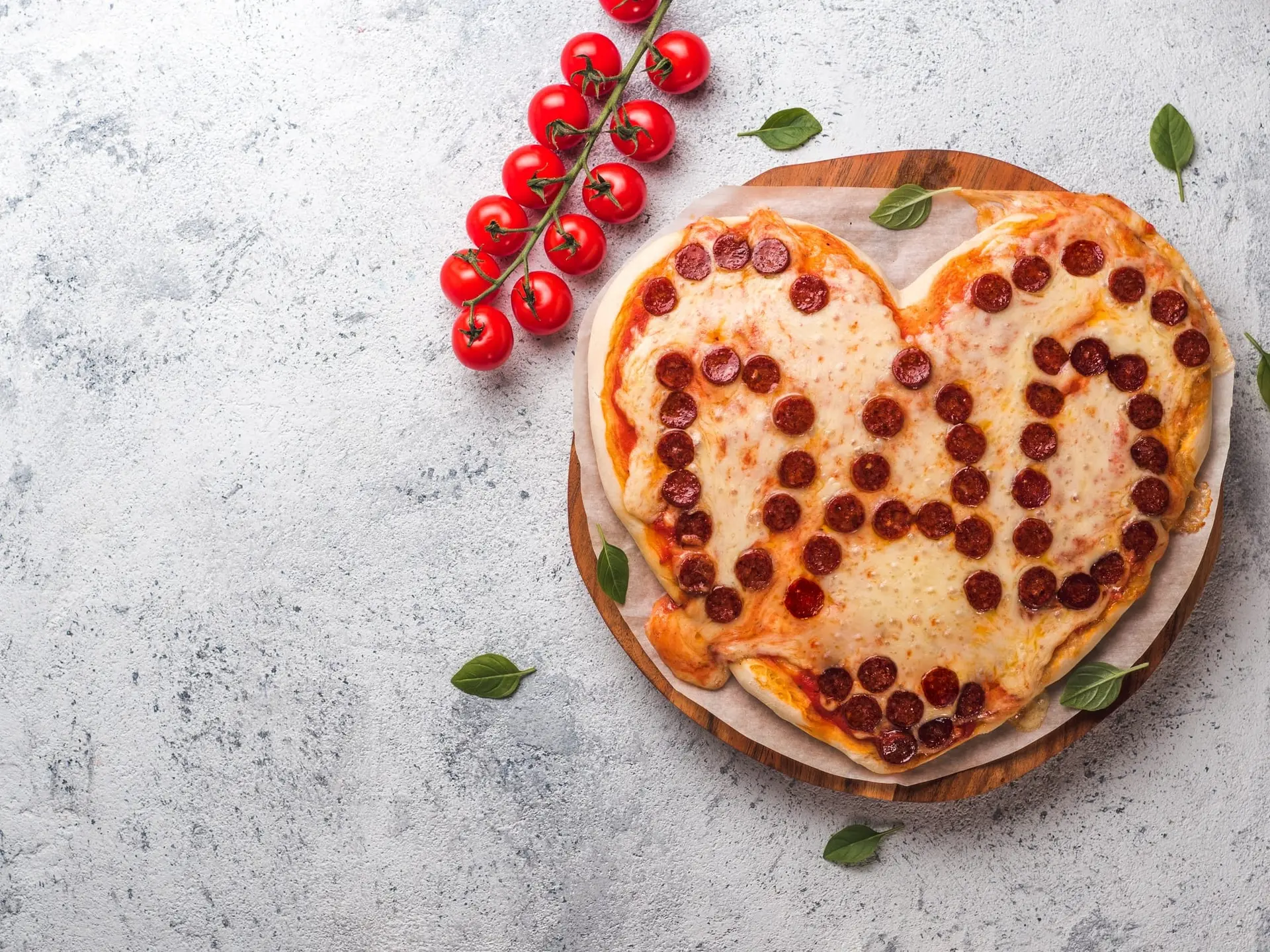 Pizza au peperroni en forme de cœur