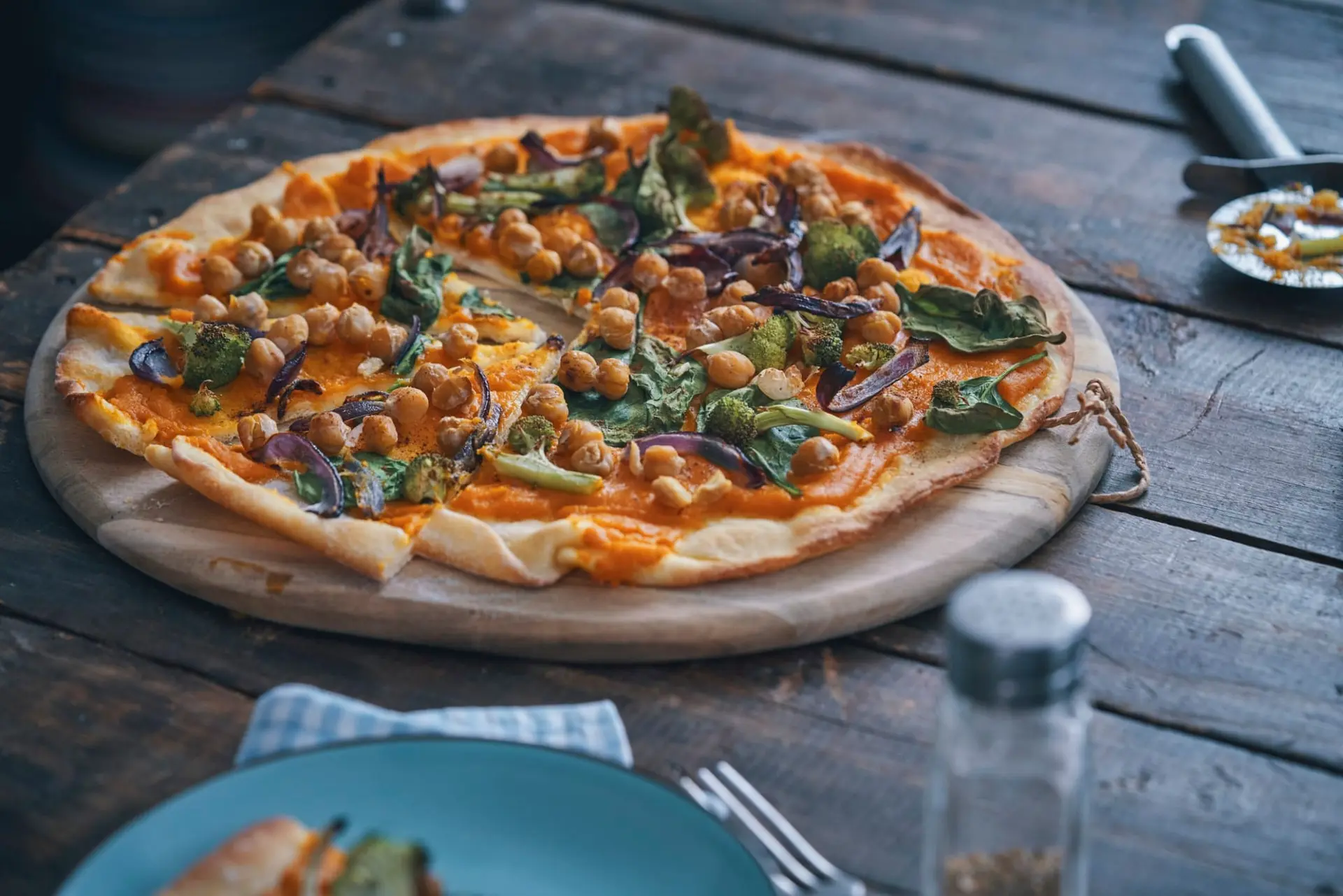 Pizza à la citrouille, au brocoli, aux pois chiches et épinards