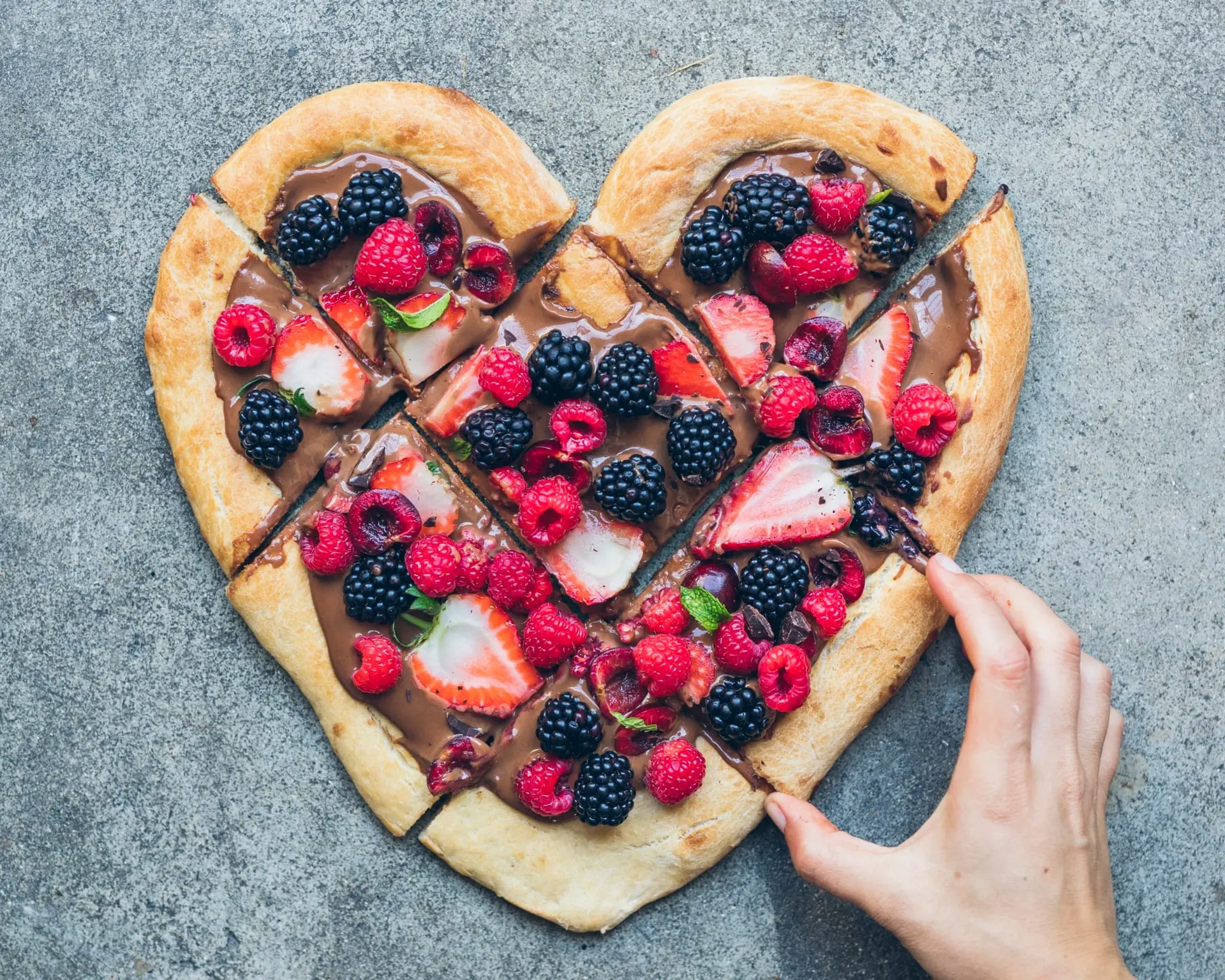 Pizza cœur chocolat et fruits rouges pour la fête des mères