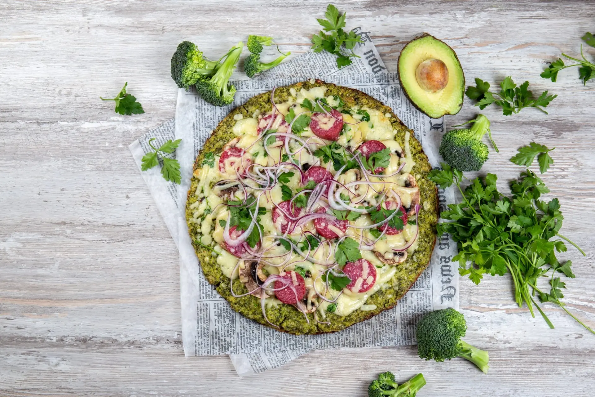 Pizza keto (croûte au brocoli) au salami et à l'avocat