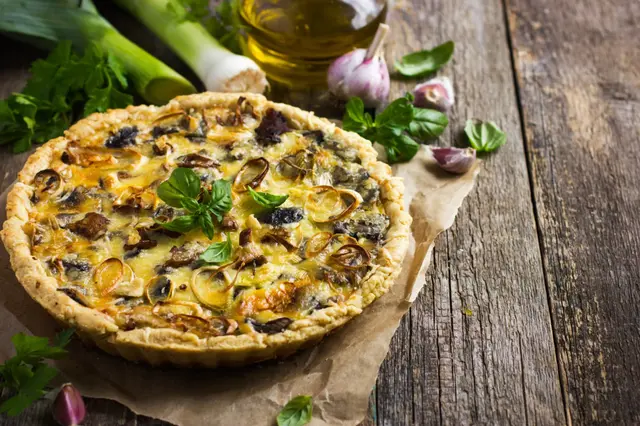 Quiche aux champignons, poireaux et fromage