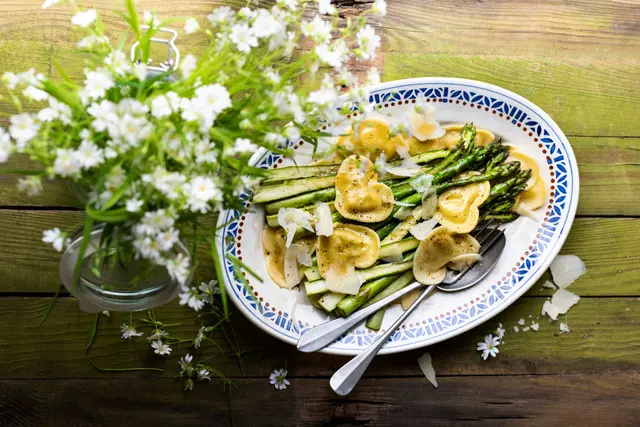 Raviolis à la ricotta, asperges rôties et parmesan