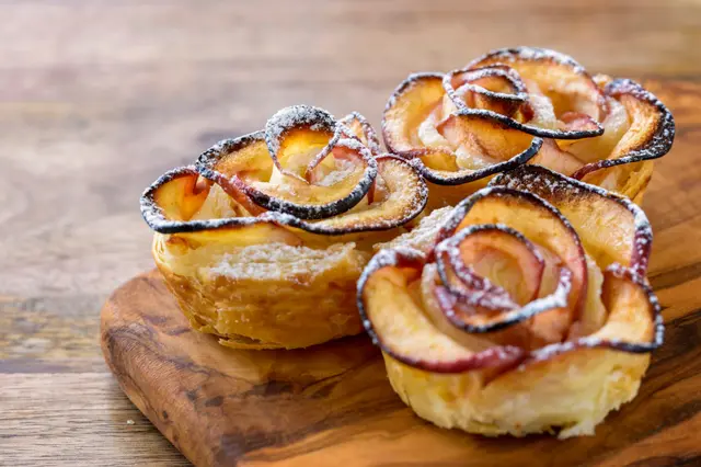 Roses de pommes feuilletées