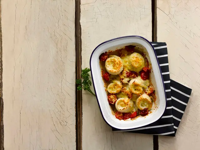 Rouleaux de barbue sur gratin de Caerphilly et de tomates