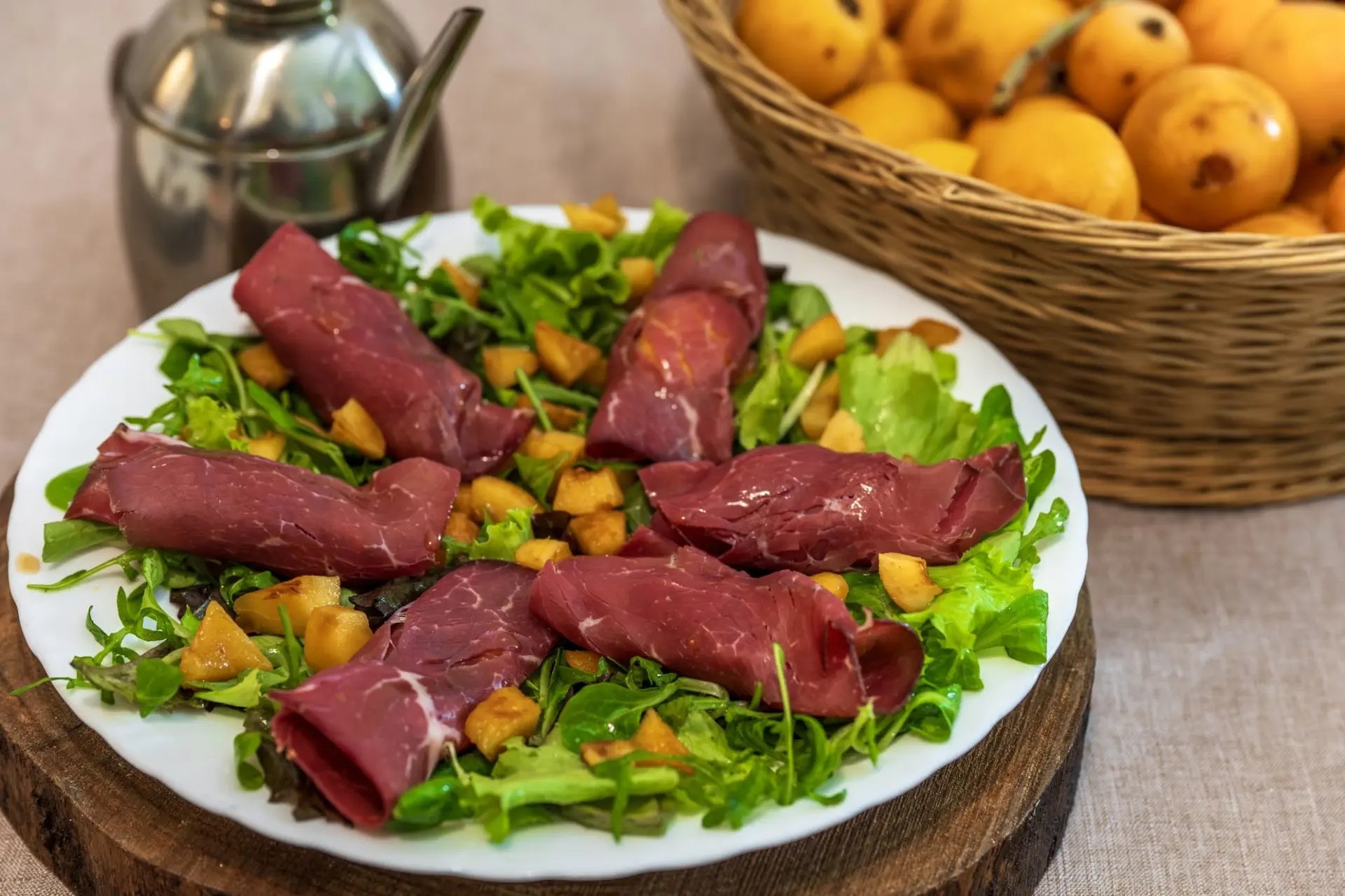 Salade avec bresaola et nèfles