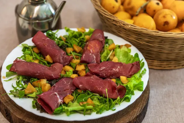 Salade avec bresaola et nèfles
