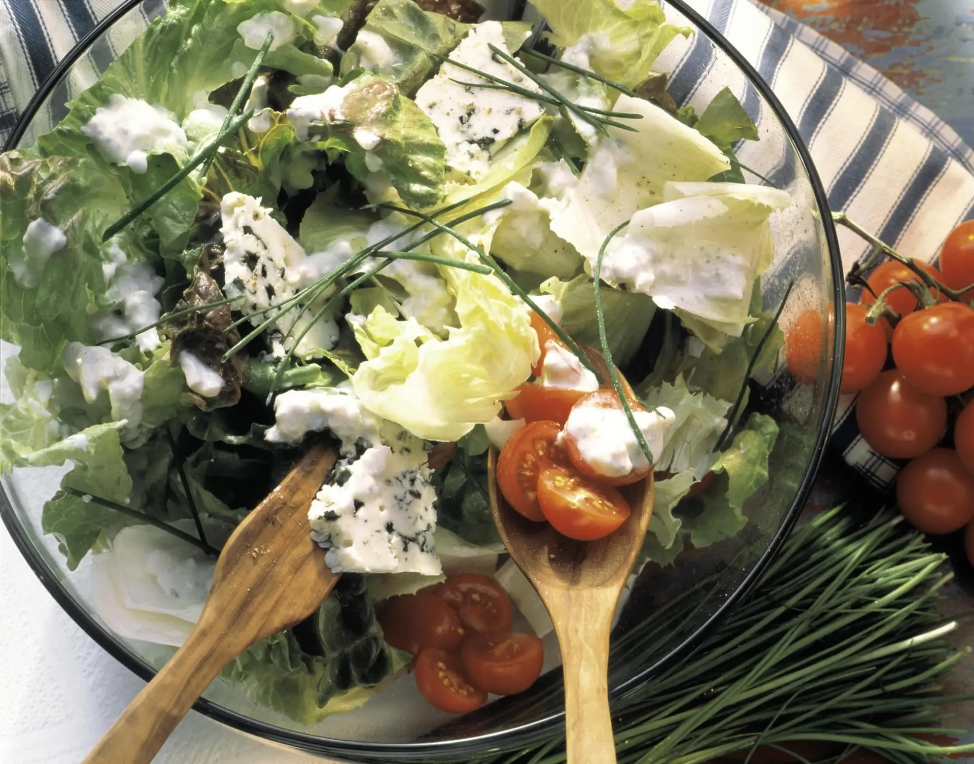 Salade de chicorée et de batavia au roquefort et vinaigrette