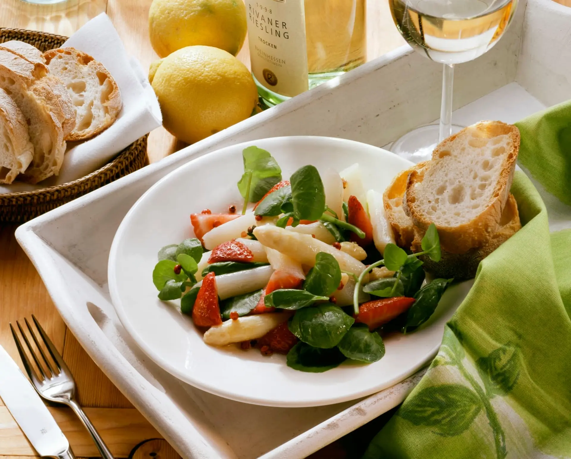 Salade d'asperges et de fraises au cresson