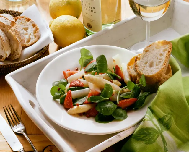 Salade d'asperges et de fraises au cresson