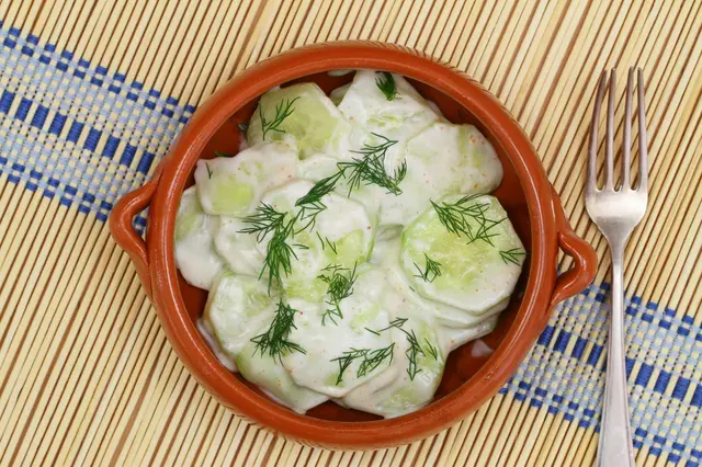 Salade de concombre à l'aneth, la crème et au paprika
